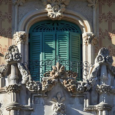 Rehabilitación de la fachada de un edificio de la plaza Lesseps, Barcelona