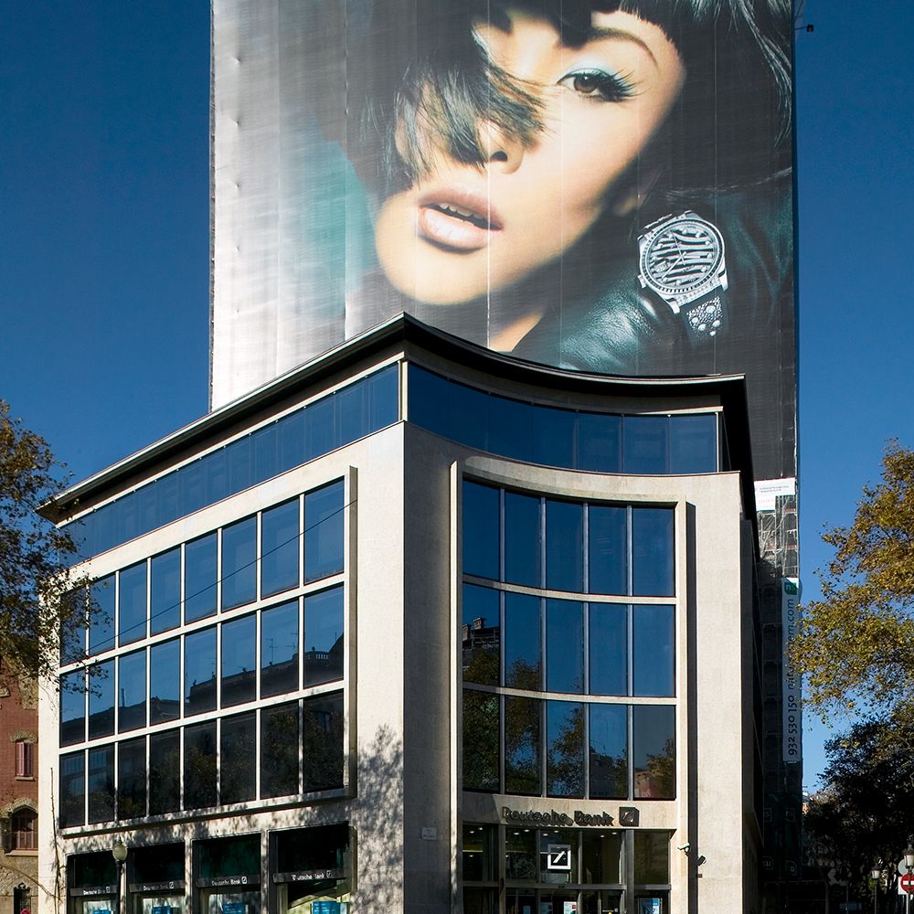 Consolidació i substitució de l'aplacat de granit de l'Edifici Europa