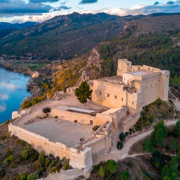 Restauración del bastión y caballerizas del Castillo de Miravet